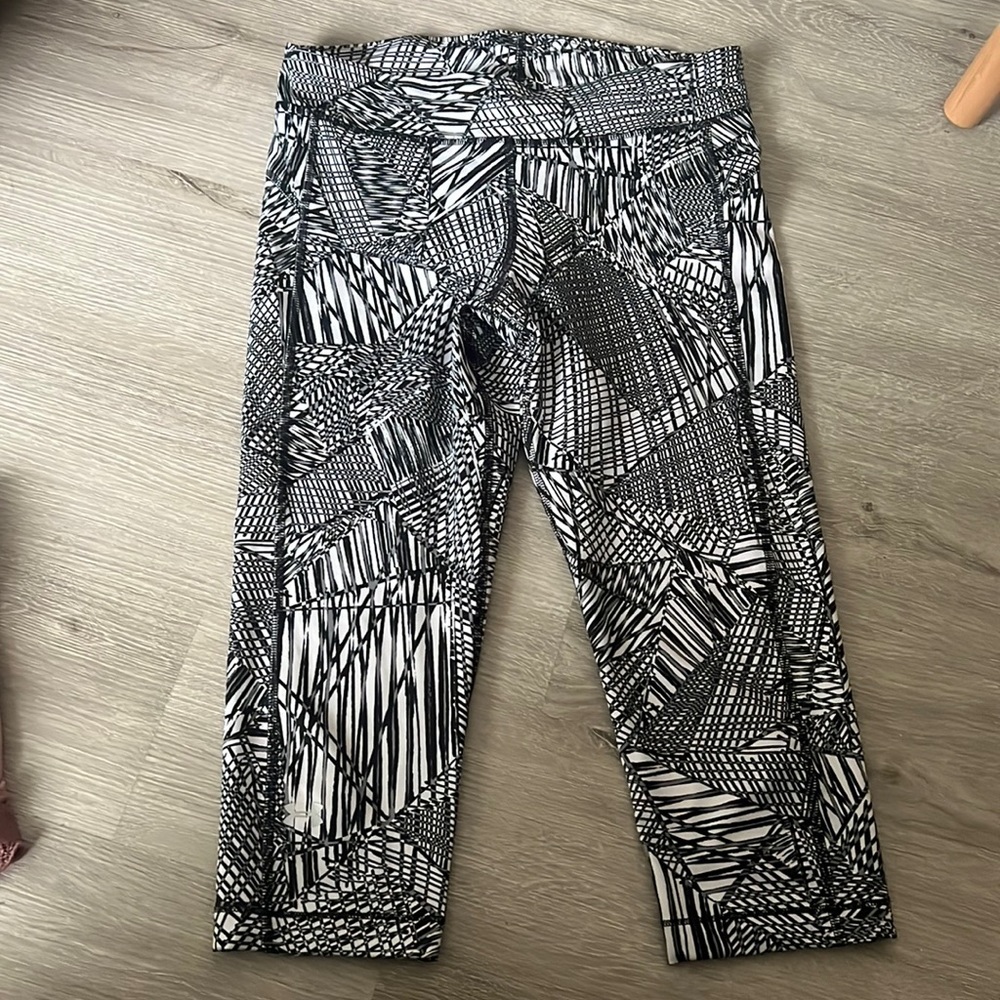 Under Armour medium crop leggings. Great condition!